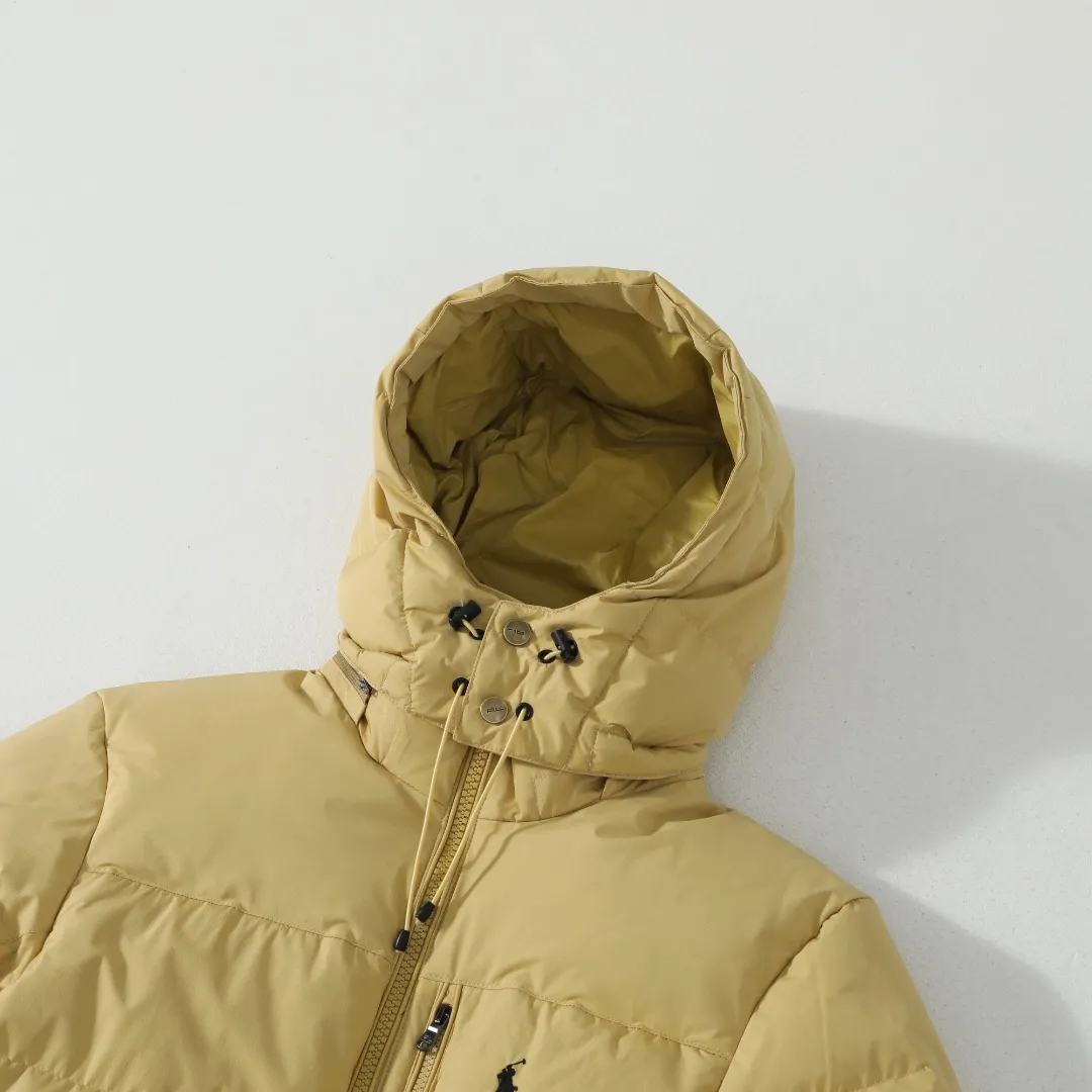 P660 #R54 Ralph Lauren/Ralph Lauren hooded down jacket (top quality, feel free to compare), using imported Barudan embroidery machine, carefully crafted with thousands of needles electric embroidery technology. Imported No. 7 needles and special embroidery thread ensure that every letter of the polo logo is full, three-dimensional and clear, creating the "most expensive embroidery logo" that can be called a work of art. Top-notch velvet core, luxurious warmth. Filled with national standard 80% high-quality white duck down, bringing excellent thermal insulation performance. At the same time, it is lightweight and can quickly regain its fluffiness after compression, bringing you a warm embrace without burden and resisting the harsh winter. Technical fabrics, no fear of wind and snow •Long-lasting fluffy and shape-retaining: High-quality filling ensures that the down jacket is not easy to stiffen and keeps you warm for a long time. •Strict anti-velvet technology: Using 400T gall fabric with pinhole retraction technology, it fundamentally eliminates the phenomenon of velvet leakage and makes wearing more secure. •All-round protective experience: Windproof and waterproof matte fabric, combined with an adjustable hem with a built-in drawstring buckle, can effectively lock in temperature and cold, and cope with changeable weather. Perfect details, creating a classic •Original electroplated YK zipper, smooth and durable, with brand texture highlighted in every detail. •Detachable hood design, one garment can be worn multiple times to meet different occasions and outfit needs. •Original hangtag and washed label, quality guaranteed. Five colors come together for couples to enjoy together: black is cool, beige is gentle, navy is calm, khaki is retro, and green is fresh. Available in five colors, the same style for men and women, it can be worn perfectly as a couple's outfit or a personalized item, becoming an indispensable fashion equipment on the streets in winter. Color: black, khaki, navy blue, army green, beige Size: S M L 66 67